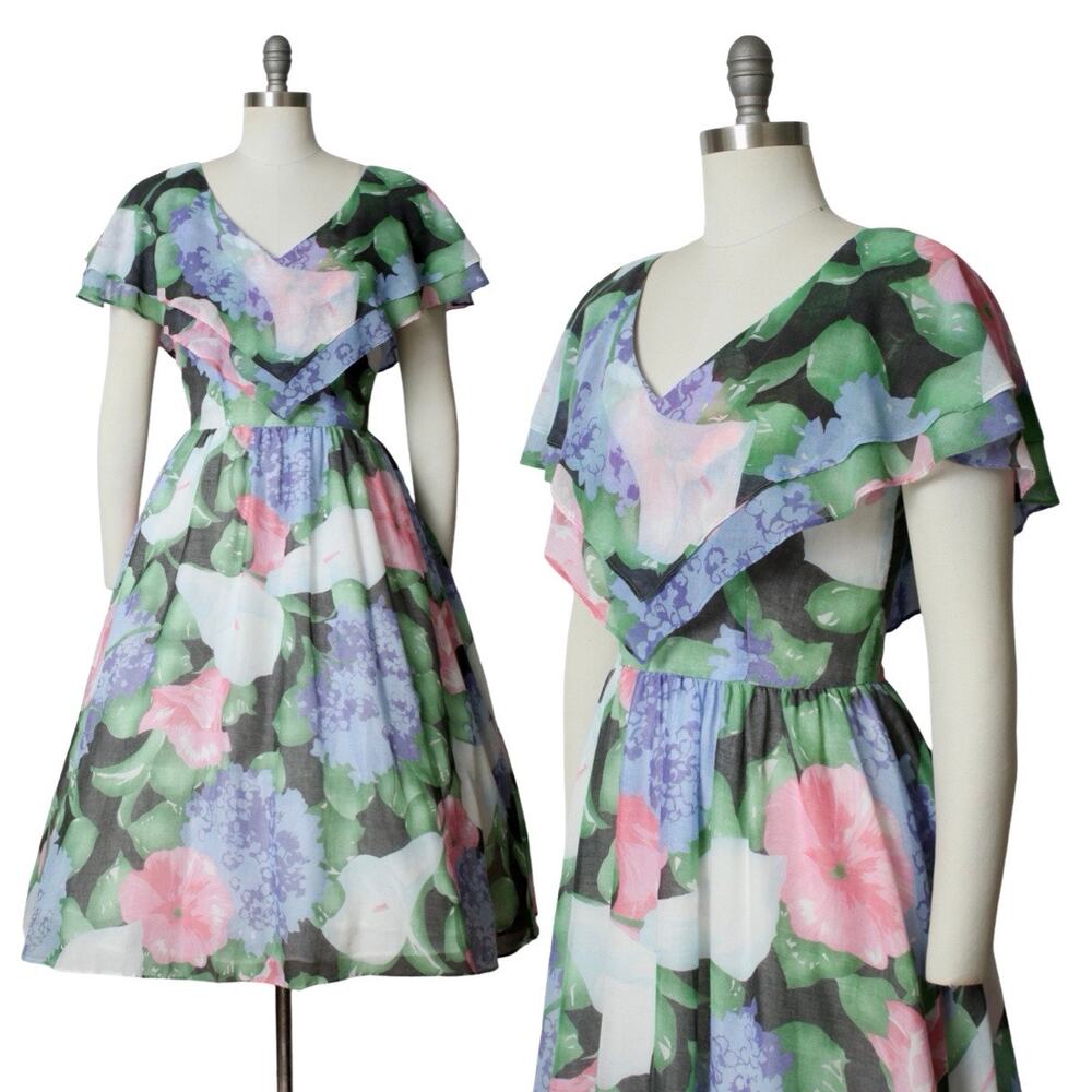 Vintage 1970s Dress 70s Dark Floral Print Romantic Midi Fit and Flare Day Dress